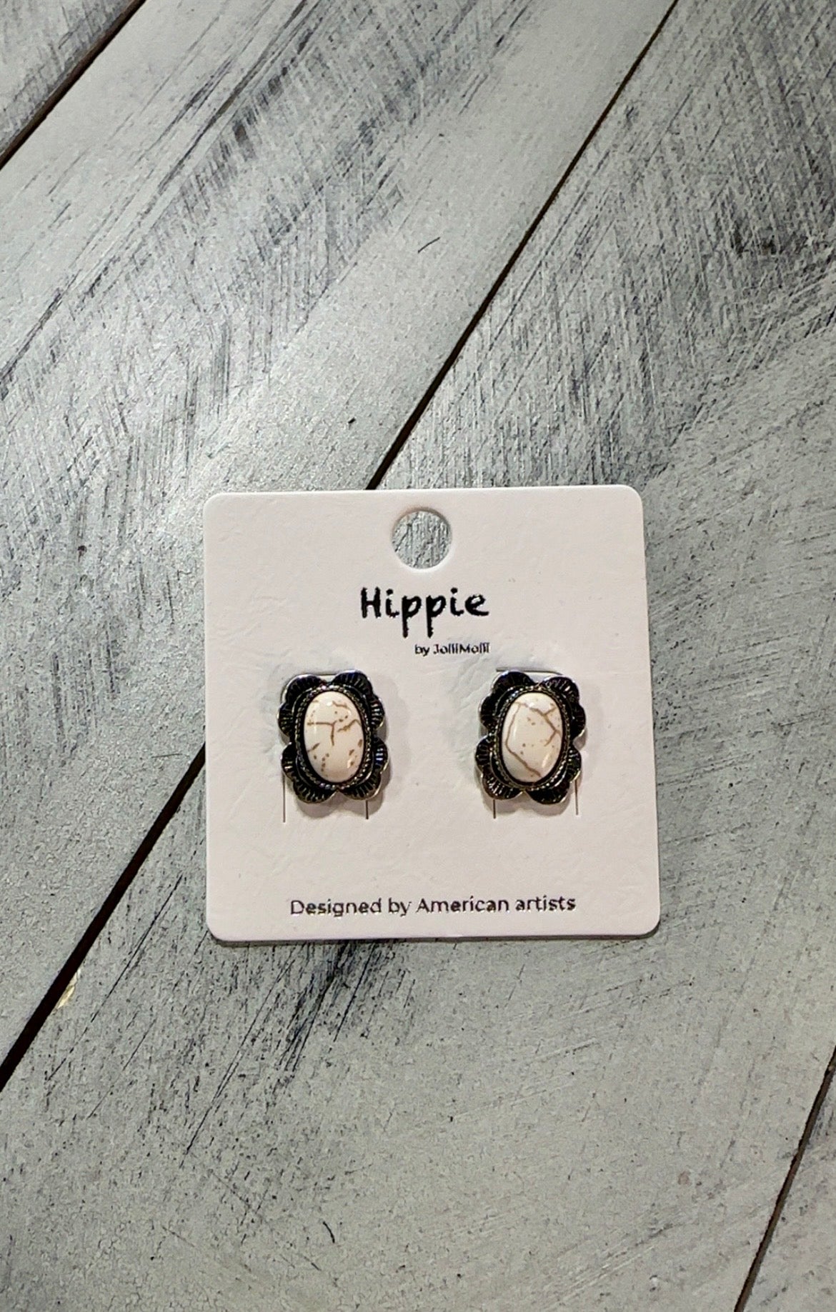 Scalloped Oval Stone Stud Earring